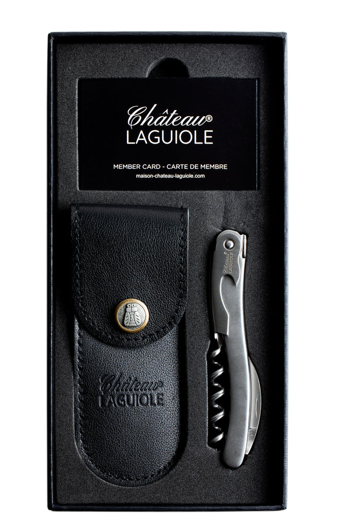 CHATEAU-LAGUIOLE © MEILLEUR SOMMELIER DU MONDE - LUXE SOMMELIERSMES KELNERSMES WIJN CHATEAU-LAGUIOLE © MEILLEUR SOMMELIER DU MONDE - LUXE SOMMELIERSMES KELNERSMES WIJN